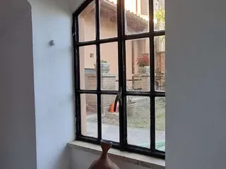 Una finestra ad arco affacciata sul cortile.