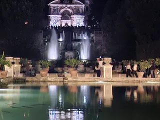 La Fontana dell'Organo e le Peschiere nella visita serale.