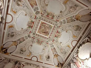 Una volta decorata con stucchi e affreschi.
