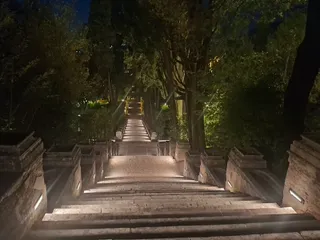 Una scalinata del giardino illuminata di sera.