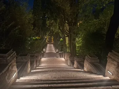 Una scalinata del giardino illuminata di sera.