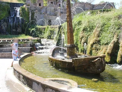 La Fontana della Rometta, con la barca di pietra e l'obelisco.