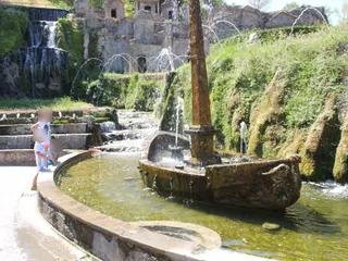 La Fontana della Rometta, con la barca di pietra e l'obelisco.