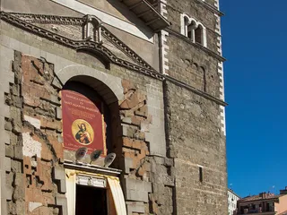 La facciata della Cattedrale di Sant'Agapito, con il campanile romanico e il portale marmoreo.