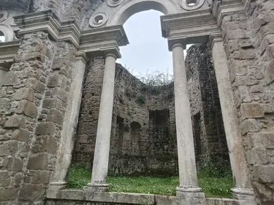 Il loggiato visto da un'angolazione laterale, con i capitelli e le nicchie decorate.