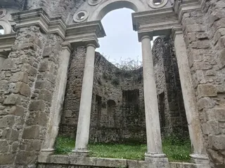 Il loggiato visto da un'angolazione laterale, con i capitelli e le nicchie decorate.
