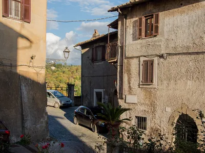 Via dei Colonna, tra le case in tufo del centro storico, con il verde della valle sullo sfondo.