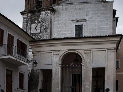 La chiesa di San Pietro Apostolo, con il portico e il campanile in mattoni.