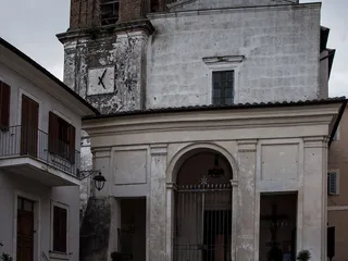 La chiesa di San Pietro Apostolo, con il portico e il campanile in mattoni.