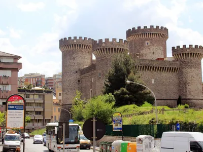 Il possente impianto murario visto dall'esterno, con il fossato che un tempo la circondava.