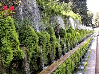 Il Viale delle Cento Fontane, con le sue centinaia di getti d'acqua scolpiti.