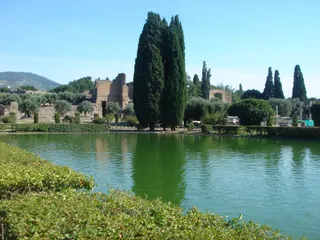Il Pecile, un grande giardino porticato ispirato alla Stoà Poikile di Atene.
