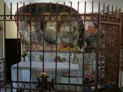 La cappella con l'affresco delle Tre Persone della Trinità, dietro la cancellata.