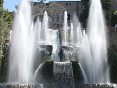 La Fontana di Nettuno con i suoi alti getti d'acqua, sotto la Fontana dell'Organo.