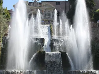 La Fontana di Nettuno con i suoi alti getti d'acqua, sotto la Fontana dell'Organo.