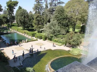 Le Peschiere e il giardino basso visti dall'alto, tra gli spruzzi della Fontana di Nettuno.