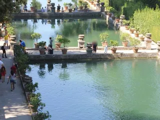 Visitatori lungo le Peschiere, le grandi vasche rettangolari del giardino.