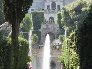 Il viale che sale verso la Fontana dei Draghi e il palazzo.