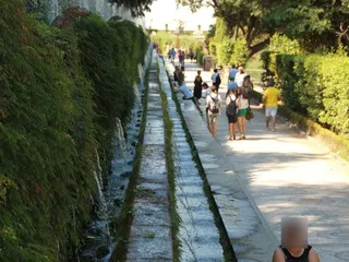 Il Viale delle Cento Fontane, con i getti d'acqua lungo il muro ricoperto di verde.