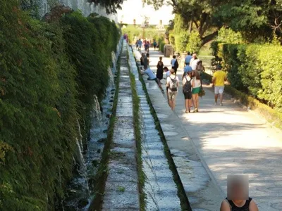 Il Viale delle Cento Fontane, con i getti d'acqua lungo il muro ricoperto di verde.