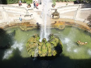 La Fontana dei Draghi vista dall'alto, con il suo getto centrale.