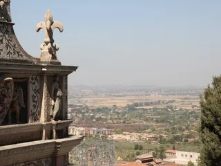 Decorazioni in mosaico con statue e gigli estensi, affacciate sulla campagna romana.