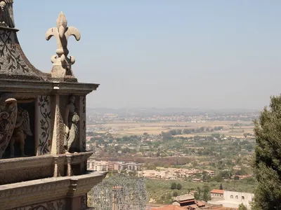 Decorazioni in mosaico con statue e gigli estensi, affacciate sulla campagna romana.