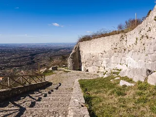 Un tratto delle mura poligonali dell'antica acropoli, affacciato sulla pianura verso Roma.
