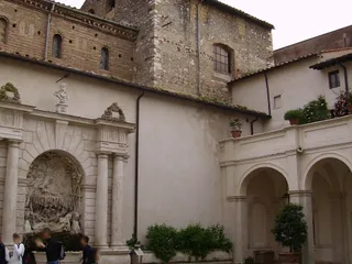 Il cortile interno della villa, un tempo convento benedettino.