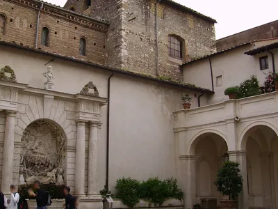 Il cortile interno della villa, un tempo convento benedettino.