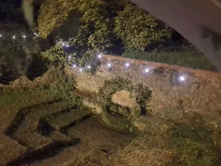 La fonte, con i getti d'acqua nella vasca.