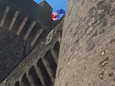Uno scorcio ravvicinato delle mura in laterizio della Rocca.