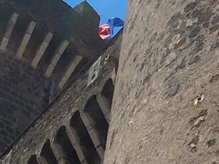 Uno scorcio ravvicinato delle mura in laterizio della Rocca.