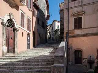 La scalinata di via Orazio Marucchi, una delle salite a gradoni del centro storico.