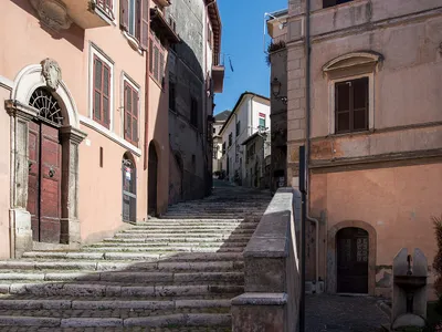 La scalinata di via Orazio Marucchi, una delle salite a gradoni del centro storico.