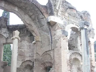 I resti delle Grandi Terme, con le imponenti volte in laterizio ancora in parte conservate.