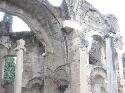 I resti delle Grandi Terme, con le imponenti volte in laterizio ancora in parte conservate.