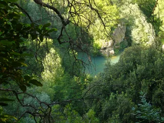 L'Aniene scorre impetuoso sul fondo della gola, tra pareti rocciose a picco.