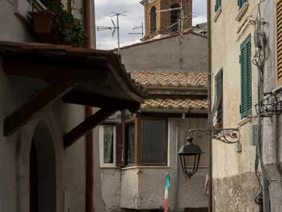 Il campanile di San Pietro Apostolo che spunta tra i vicoli del borgo.