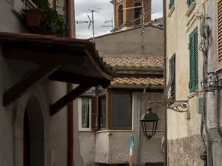 Il campanile di San Pietro Apostolo che spunta tra i vicoli del borgo.