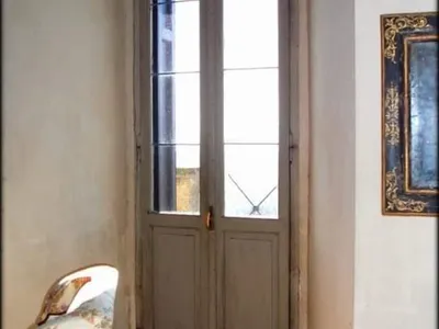Una portafinestra degli interni, con il pavimento in cotto.