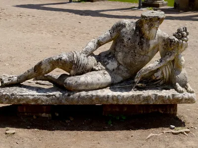 Una delle statue che ornavano il Canopo, oggi esposte lungo il bacino d'acqua.