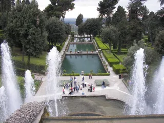 Fontane e vasche disposte tra le terrazze del giardino.