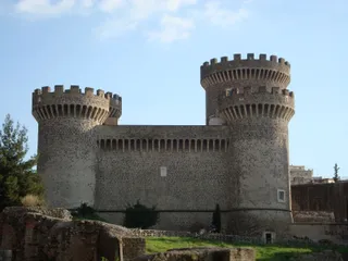 La fortezza vista da un'angolazione laterale, affacciata sulla piazza principale di Tivoli.