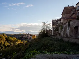 Le case del borgo affacciate sulla valle, viste da Vicolo Vite in autunno.