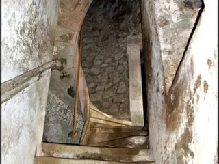 Una scala interna in pietra, con la corda che fa da corrimano.