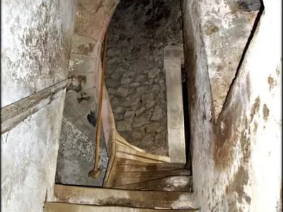 Una scala interna in pietra, con la corda che fa da corrimano.