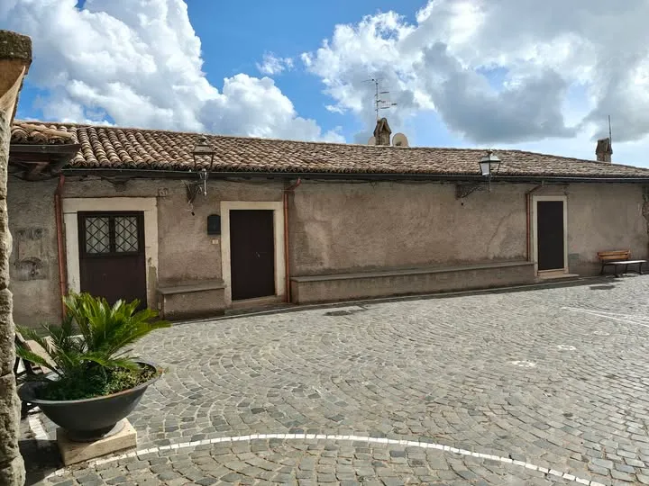 Le tre porte sotto la chiesa di San Biagio come sono oggi, dopo la ristrutturazione: la scritta sul muro non c’è più.