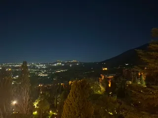 La vista notturna dalla villa sulla valle e sulle luci dei paesi vicini.