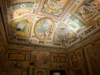 Una sala affrescata, con scene mitologiche sulla volta e sulle pareti.